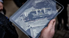 Verkehrspolizisten mit Laptop und Maßband an der Baustelle