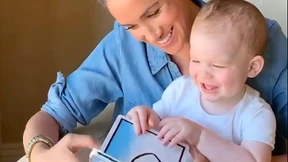 Mama Meghan liest Archie aus Kinderbuch vor