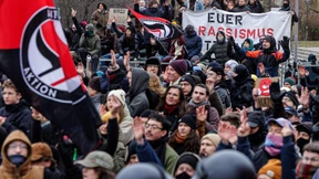 Tausende demonstrieren gegen rechtsextremen „Trauermarsch“