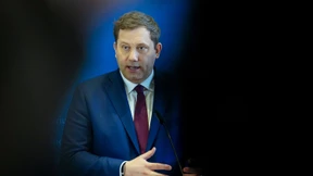 Klingbeil warnt Hersteller vor Festhalten am Verbrenner