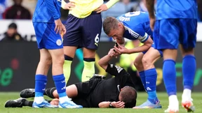 Stürmer schnappt sich die Pfeife vom Schiedsrichter