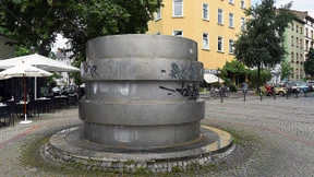 Ein wasserspendender Mülleimer