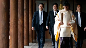 Abe besucht Yasukuni-Schrein