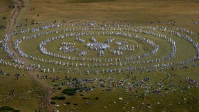 Pilger tanzen in konzentrischen Kreisen