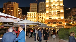 Glitzerndes Meer, kühler Schaumwein