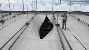 Kran schlitzt Dach der Commerzbank-Arena auf