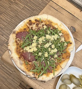 Wie schmeckt die Pizza bei „Papa Ari“?