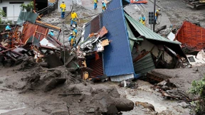Rettungsarbeiten nach Erdrutsch in Japan erschwert