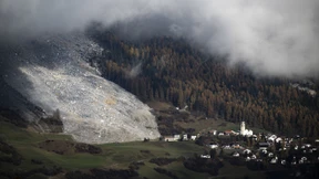Schweizer Bergdorf abermals von Felssturz bedroht