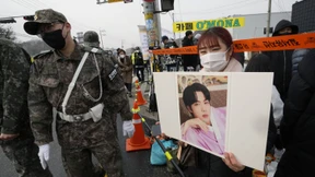 BTS-Fans warten am Militärstützpunkt auf Mitglied Jin