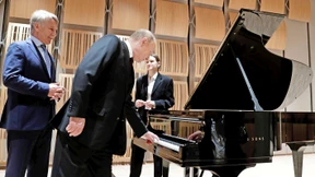 Wer bezahlt mit welchen Interessen?