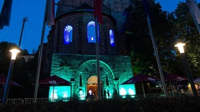 „Der Prozess“ und „Funny Girl“ vor der Stiftsruine