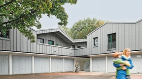 Die Garage kriegt eins aufs Dach