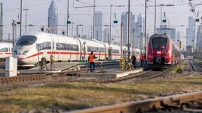 Wieder Abflüge aus Frankfurt, Zugverkehr bleibt massiv gestört