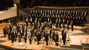 Als liefe die Musik barfuß übers Moos