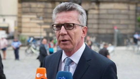 De Maizière: Gewalttäter wie Neonazis und Terroristen