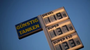 Wer früh am Abend tankt, kann viel Geld sparen