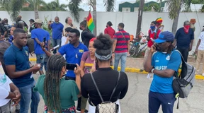 Adliger Besuch unter Protest