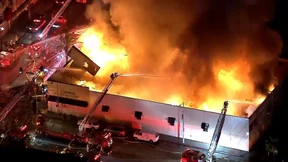 Einkaufszentrum in Los Angeles geht in Flammen auf