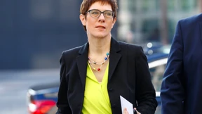 Kramp-Karrenbauer beliebter als Merz