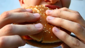 Jugendliche rauchen und trinken weniger, essen aber ungesund