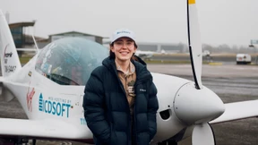 Im Ultraleichtflugzeug als Pionierin einmal um die Welt