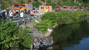 Auto fährt in Fluss – Ersthelfer retten zwei Frauen, eine stirbt