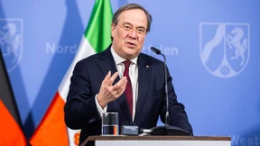 Sie setzen sich von der 35 ab