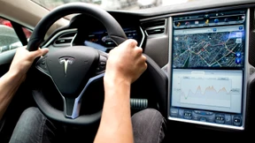 Tesla-Fahrer fährt schlafend hinter Polizeiauto her