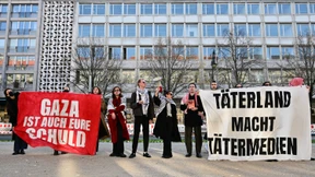 Aktivisten demonstrieren im ZDF-Hauptstadtstudio