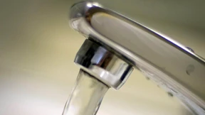 Der Stellungskrieg um Wasserpreise dauert an 