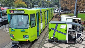 Amazon-Pakete kommen mit der Straßenbahn