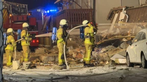 Wohngebäude stürzt nach Explosion ein – Familie stirbt