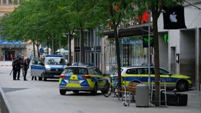 Autofahrer überfährt Fußgänger auf der Flucht