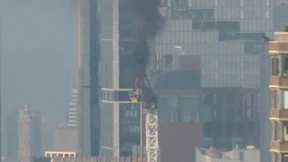 Kran geht in Flammen auf – und stürzt zu Boden