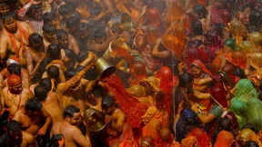 Frauen verdreschen Männer in Indien