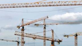 Am Bau ziehen Wolken auf