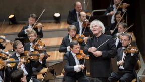 Mit Wucht, Glut  und Knalligkeit