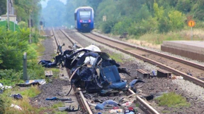 Auto von Zug erfasst – fünf junge Männer sterben