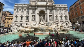 Aktivisten schütten schwarze Farbe in Trevi-Brunnen