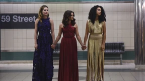 Kichern und Sekt trinken