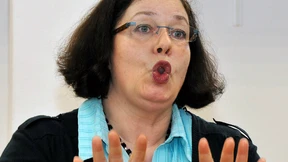 Mit Händen und Würgen