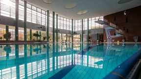 Wasser aus dem Hallenbad für durstige Bäume