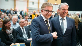 Der erste Aufschlag trifft