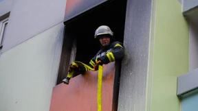 Bewohner über Balkone und Drehleiter gerettet