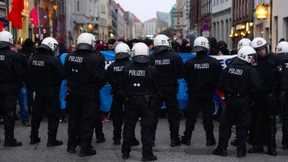 Polizei droht Demonstranten mit Wasserwerfer-Einsatz