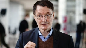 Lauterbach fordert Reiseverbot für Briten in die EU