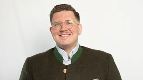 AfD-Politiker posiert mit Gewehr