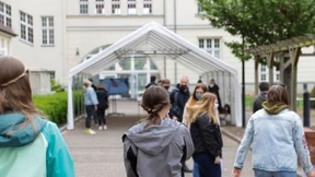 Eine Schule testet jeden Schüler auf Corona