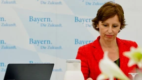 Ein Regent senkt den Daumen 